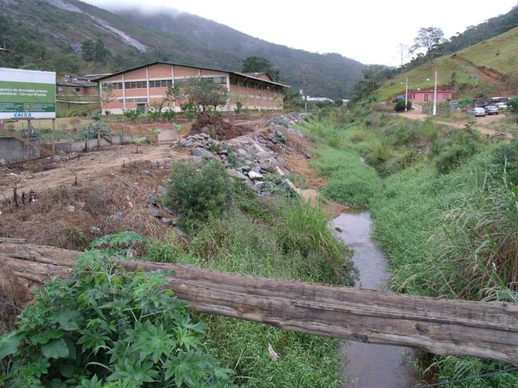 Bairro ainda sofre com marcas da tragédia de 2011 (Foto: Lúcio César Pereira / A Voz da Serra)