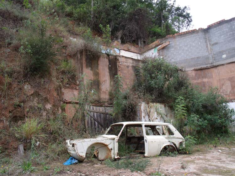 Operação Cidade Limpa varre carros abandonados das ruas
