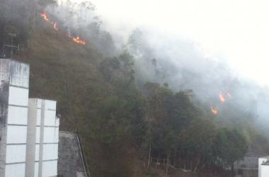 A antiga prática de fazer queimadas pode ter ocasionado o incêndio. Forte fumaça comprometeu a qualidade do ar no centro da cidade terça-feira e ontem 