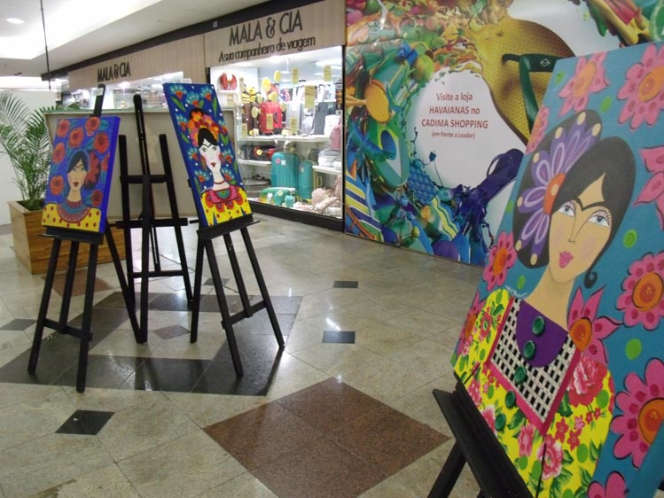 Aberta no último dia 20, a exposição colore o corredor do shopping e pode ser conferida até o fim deste mês (Foto: Amanda Tinoco)