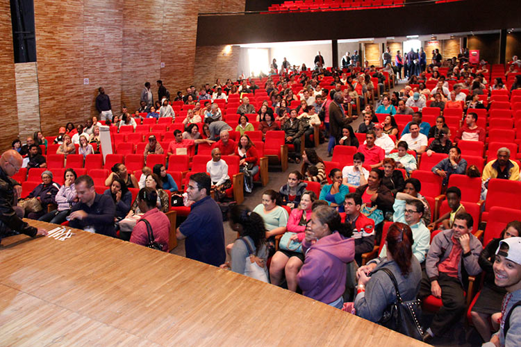 A solenidade de entrega foi no Teatro Municipal Laercio Rangel Ventura (Foto: Daniel Marcus)