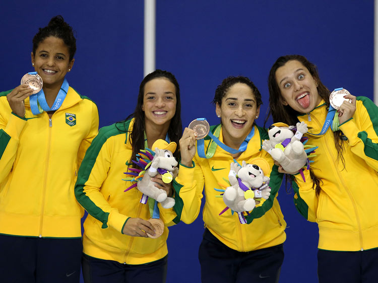 Meninas vibraram bastante com o terceiro lugar nas piscinas de Toronto