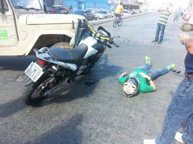 Motociclista caiu na frente do supermercado Big Blue (Foto: enviada pelo WhatsApp)