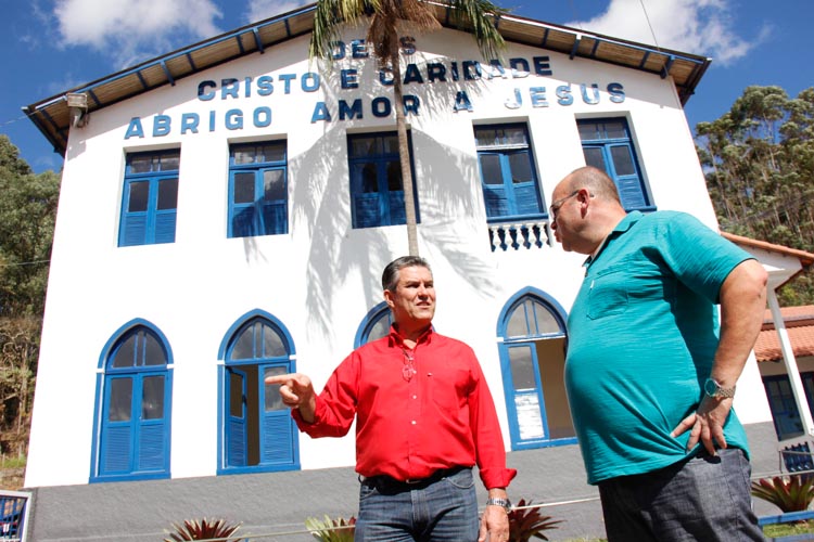 Rogério Cabral, junto ao presidente do Laje, Rogério Alves. O prefeito  visitou as instalações do abrigo na manhã da última segunda-feira