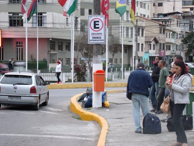 Encostados em grades de proteção, passageiros aguardam em filas enormes na Alameda João Torres Xavier (Foto: Lúcio César Pereira)