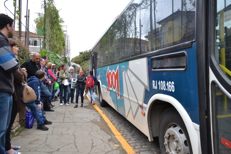 Atualmente os usuários tem que aguardar pelos ônibus intermunicipais que ligam Friburgo ao Centro-Norte, Teresópolis, Minas Gerais e o Noroeste do estado no ponto criado atrás do Xadrez (Foto: Lúcio Cesar Pereira)