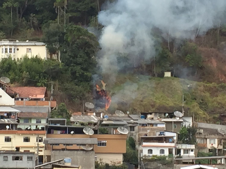 O incêndio atingiu a mata em uma das encostas do bairro (Foto: enviada por WhatsApp)