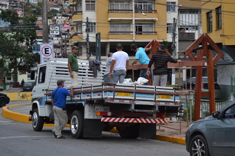 Funcionários instalam estruturas dos abrigos na Alameda João Torres Xavier (Foto: Amanda Tinoco)