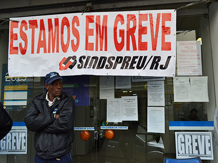 Os servidores do INSS estão em greve há mais de 50 dias no país (Foto: Amanda Tinoco)