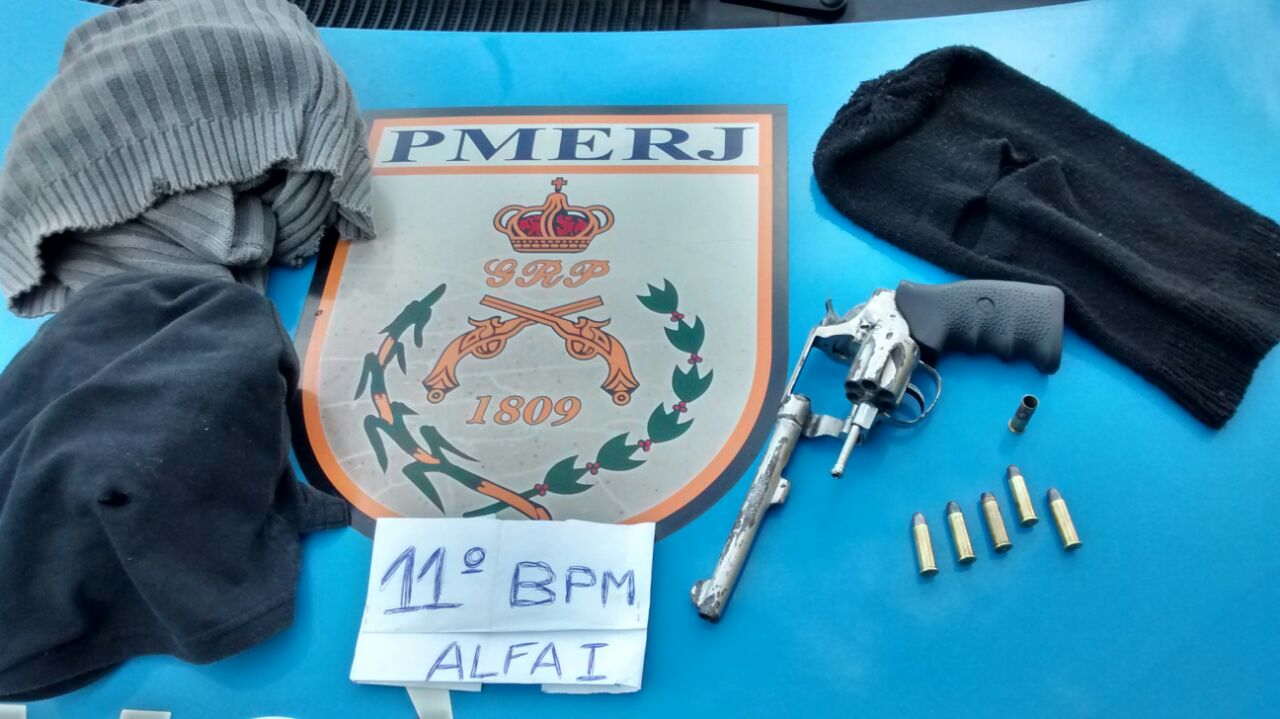 Arma e touca ninja usadas na ação foram deixadas no local do crime (Foto: 11ºBPM)