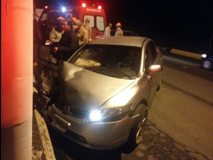 Na Via Expressa, um carro bateu contra um poste (Foto: via WhatsApp)