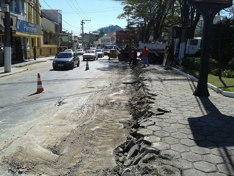 Secretaria de Obras está ampliando trecho próximo à Praça Marcílio Dias (Foto: Alerrandre Barros)