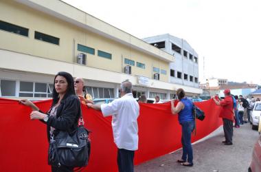 Os manifestantes circundaram o hospital para a realização de um abraço simbólico (Foto: Amanda Tinoco)