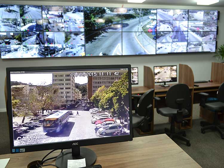 Os agentes fiscalizam as vias através de 32 câmeras na central do Cidade Inteligente (Foto: Lúcio Cesar Pereira)