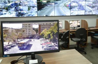 Motoristas e pedestres são monitorados por 32 câmeras instaladas em diversos pontos da cidade