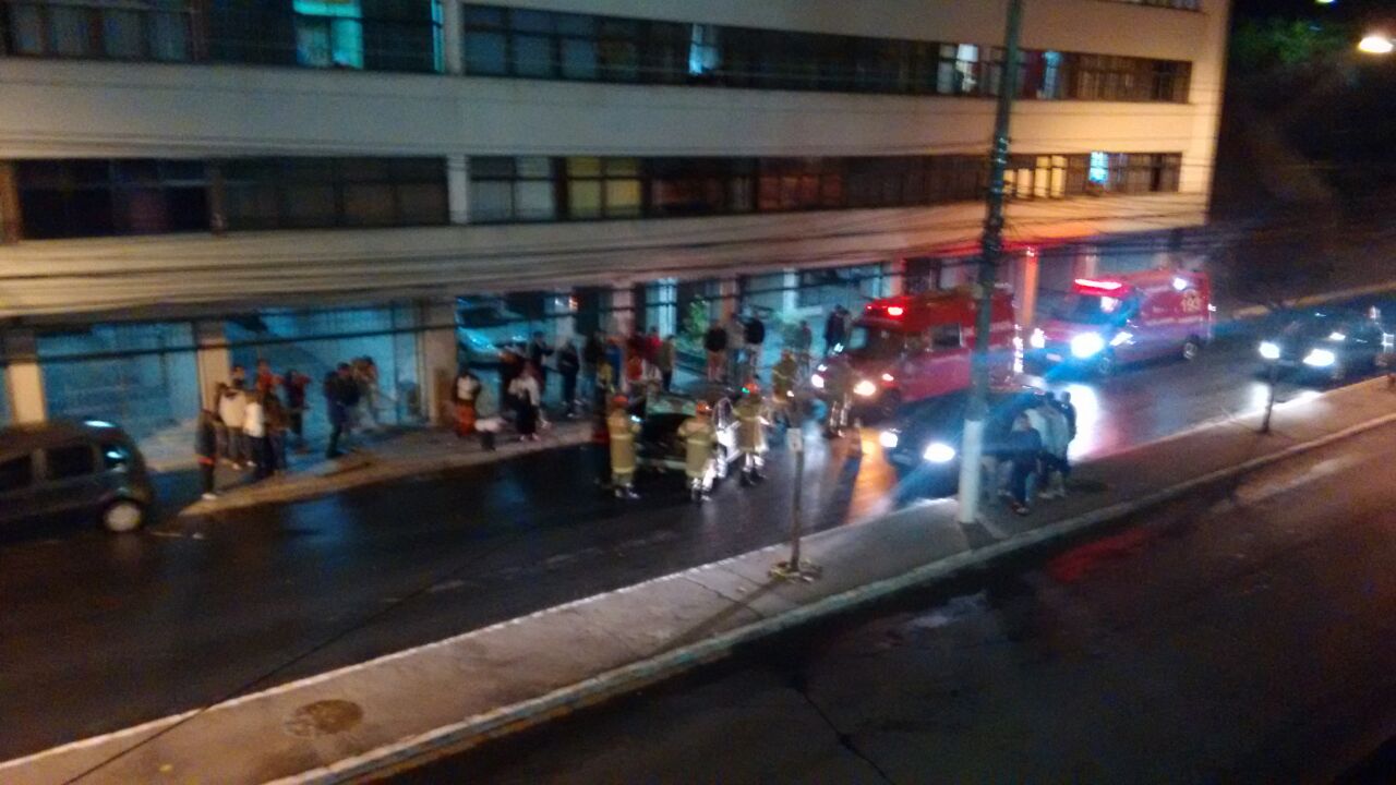 Os bombeiros foram acionados, mas não houve feridos no acidente (Foto: enviada por WhatsApp)