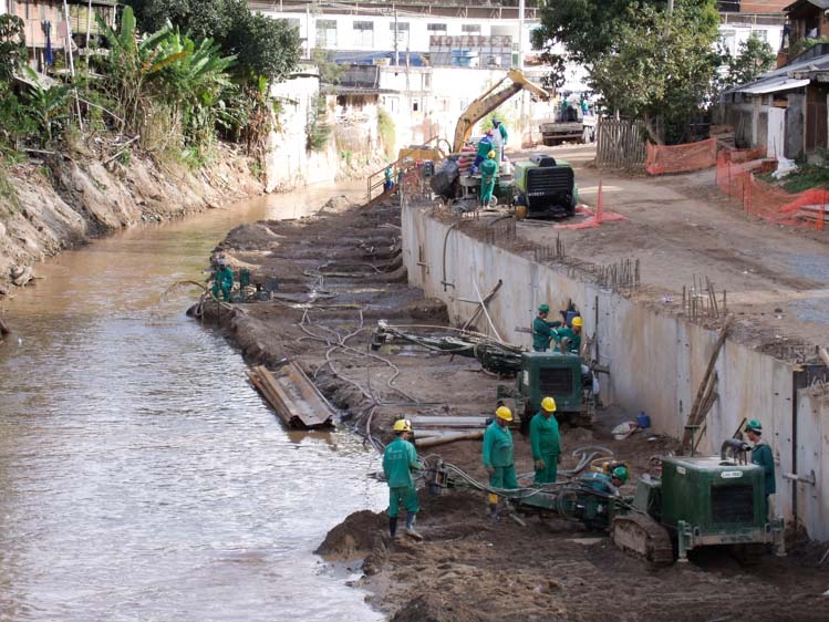 Espalhados por vários trechos da margem do rio, mais de cinquenta operários trabalhavam na tarde da última segunda-feira (Foto: Amanda Tinoco)