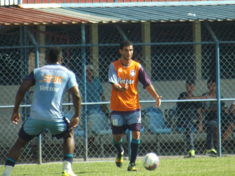 De volta ao Tricolor, Jorge Luiz reassume a titularidade e a camisa 10 da equipe (Foto: Vinicius Gastin)