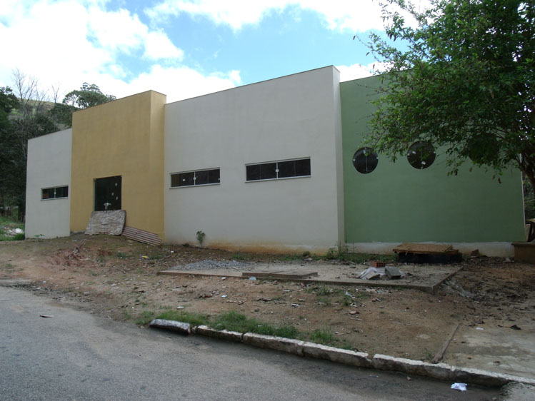 A nova unidade de saúde começou a ser construída em 2011 e até hoje não foi inaugurada (Foto: Lúcio Cesar Pereira)