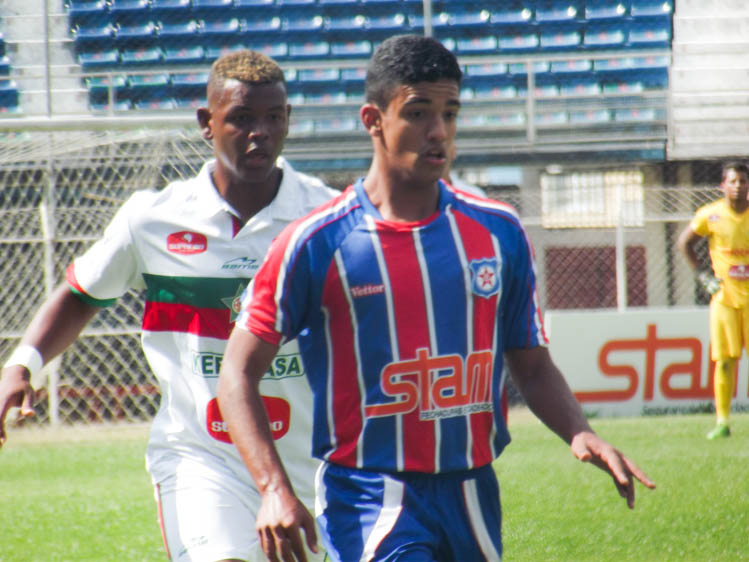 João Victor marcou o gol de empate do Friburguense juvenil (Foto: Vinicius Gastin)