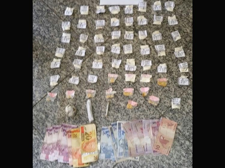 A cocaína foi apreendida com os jovens após denúncia (Foto: 11ºBPM)