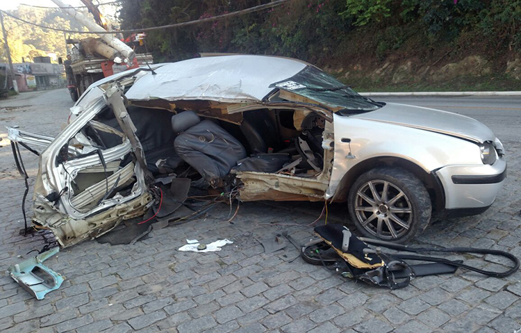 O impacto da batida foi tão forte que o carro ficou totalmente destruído. Na batida, um poste foi partido ao meio e tombou na pista  (Foto: via WhatsApp)