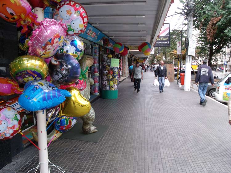 A antiga prática de expor os mais variados produtos em via pública permanece frequente na cidade (Foto: Lúcio Cesar Pereira)