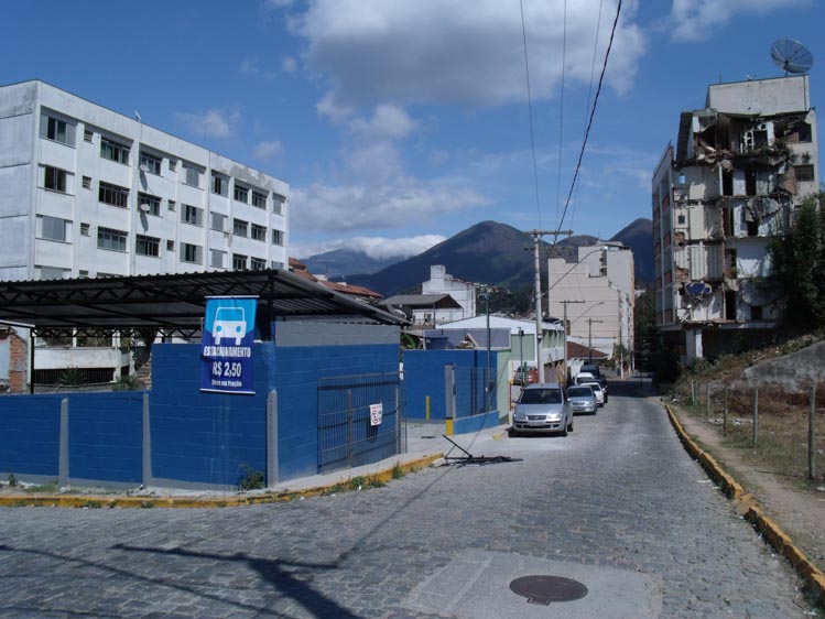 As áreas revitalizadas contrastam com as ruínas ainda expostas na lateral do Edifício Monte Carlo, um dos símbolos da tragédia de 2011 (Foto: Lúcio Cesar Pereira)