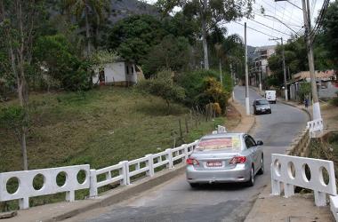 Ponte de acesso a São Geraldo (Foto: Lúcio Cesar Pereira)