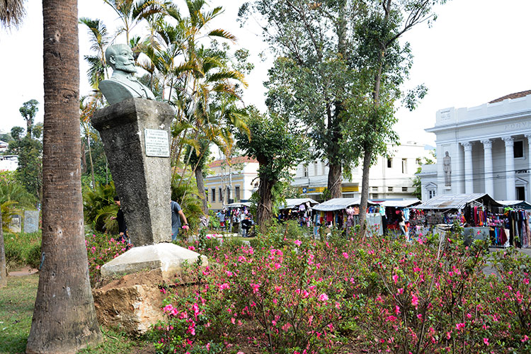 Busto de Zamenhof continua largado no meio de canteiro