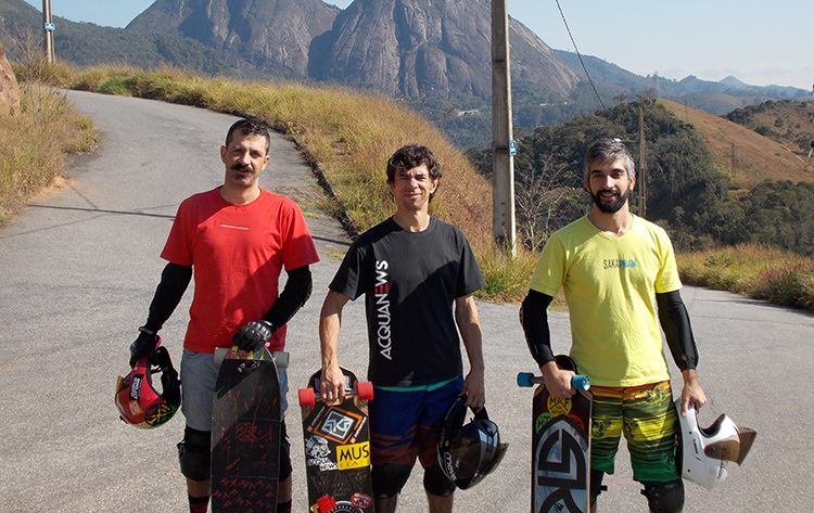 Alessandro, Helinho e Felipe são atletas da modalidade e batalham por patrocínios para que o terceiro evento de skate downhill na cidade seja realizado