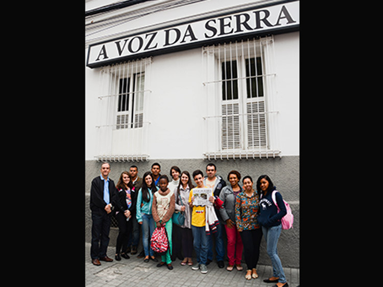 Estudantes de Duas Barras conhecem o dia a dia de A Voz da Serra