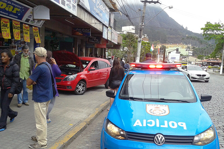 O carro subiu na calçada e quase entrou em uma loja de produtos de limpeza (Foto: Alerrandre Barros)