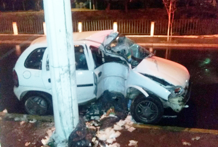 Três pessoas ficaram feridas após o carro bater em um poste em Olaria (Foto: WhatsApp)