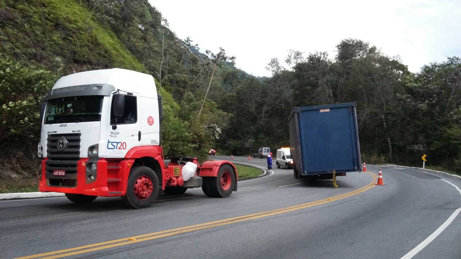 A carroceria se desprendeu da cabine e o trânsito ficou em meia-pista na RJ-116 (Foto: WhatsApp)