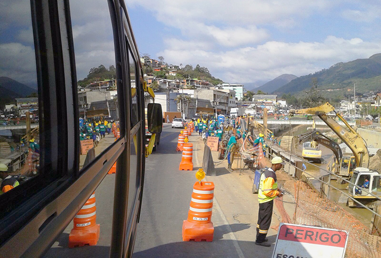 A retenção ocorre entre a Padaria Ouro Preto e a loja Ki Angelim Madeiras (Foto: Alerrandre Barros)