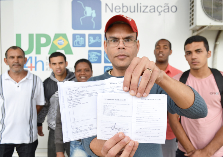 Os ex-funcionários foram à UPA em busca de uma solução para o problema (Foto: Lúcio Cesar Pereira)