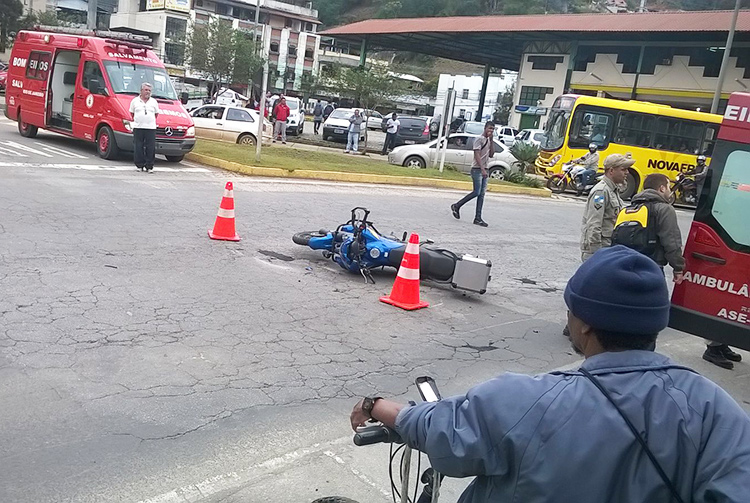 O acidente bloqueou uma via no trevo de Duas Pedras (Foto: WhatsApp)