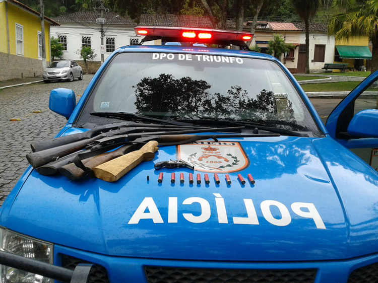 As armas apreendidas em duas casas em Santo Antônio de Imbé