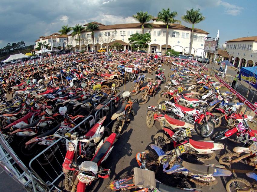 Dupla friburguense encara quatro dias de trilhas no Enduro da Independência