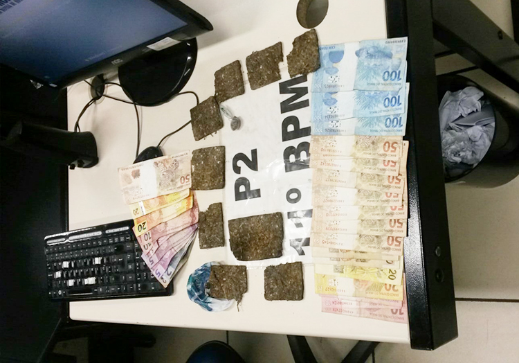 A maconha e o dinheiro apreendidos foram levados para a delegacia (Foto: 11º BPM)