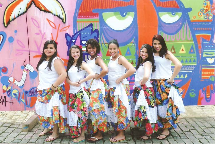 Moças integrantes do grupo de jongo do Ponto de Cultura de Olaria (Divulgação)