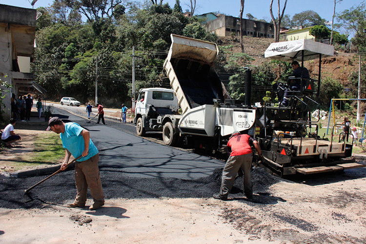 Outras ruas do bairro também receberão asfalto a quente, como a Reinaldo B. da Silva e Menezes Vertuli (Foto: Cláudio Carpi)