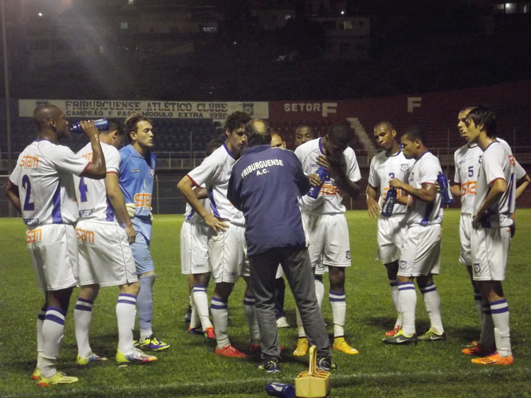 Andreotti orienta a equipe durante o tempo técnico (Foto: Vinícius Gastin)
