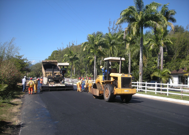 Funcionários da Rota 116 estão reforçando o asfalto em um trecho da rodovia