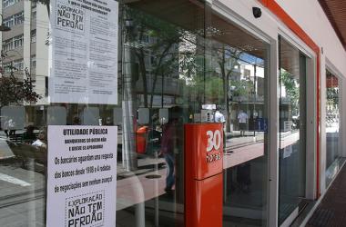 Cartazes informativos sobre reivindicações e alerta de possível greve foram afixados nas entradas dos bancos (Foto: Lúcio Cesar Pereira)