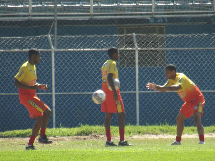 Recuperado da forte bolada, Sergio Gomes treinou normalmente durante a semana (Foto: Vinícius Gastin)