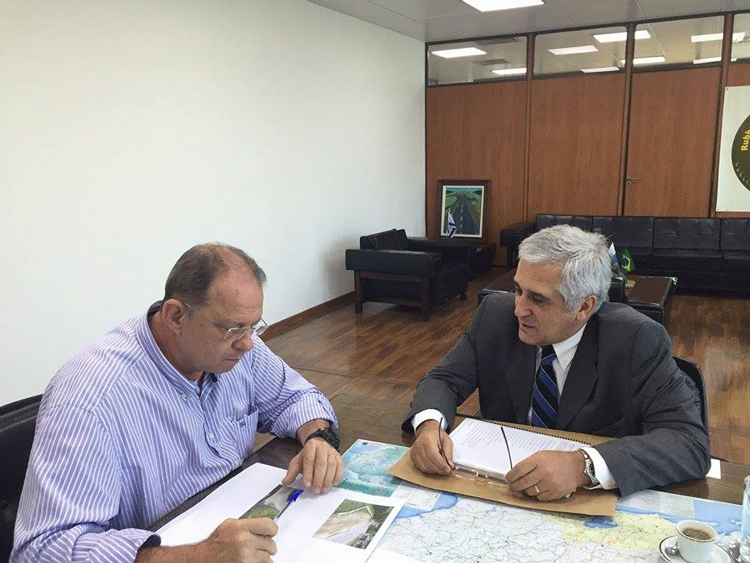 O deputado estadual Comte Bittencourt (à direita) se encontrou com o presidente do DER, Ângelo Monteiro Pinto, na semana passada