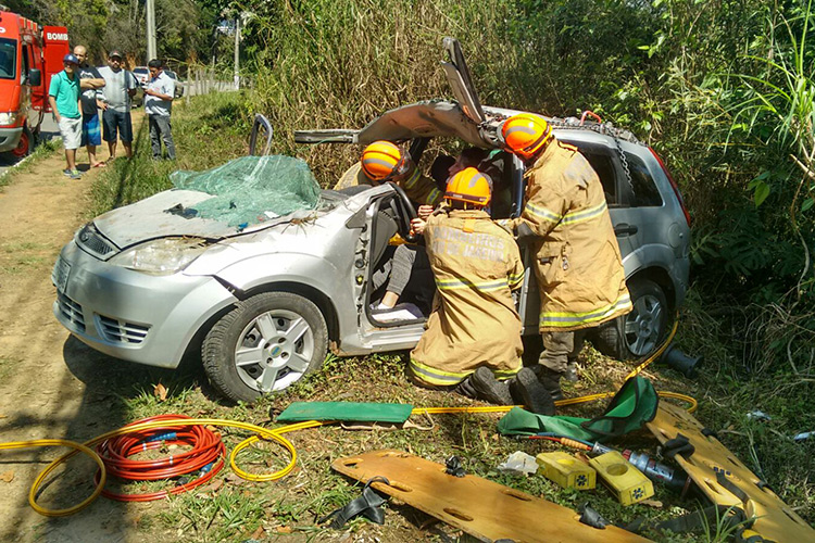 A motorista foi socorrida pelos bombeiros (Foto: WhatsApp)