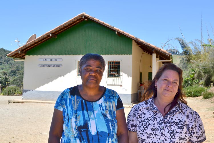 Maria Benedita e Marilene Leal trabalham na Escola Municipal Lina Rosa dos Santos: verdadeiros exemplos de amor pelo que fazem (Foto: Henrique Pinheiro)